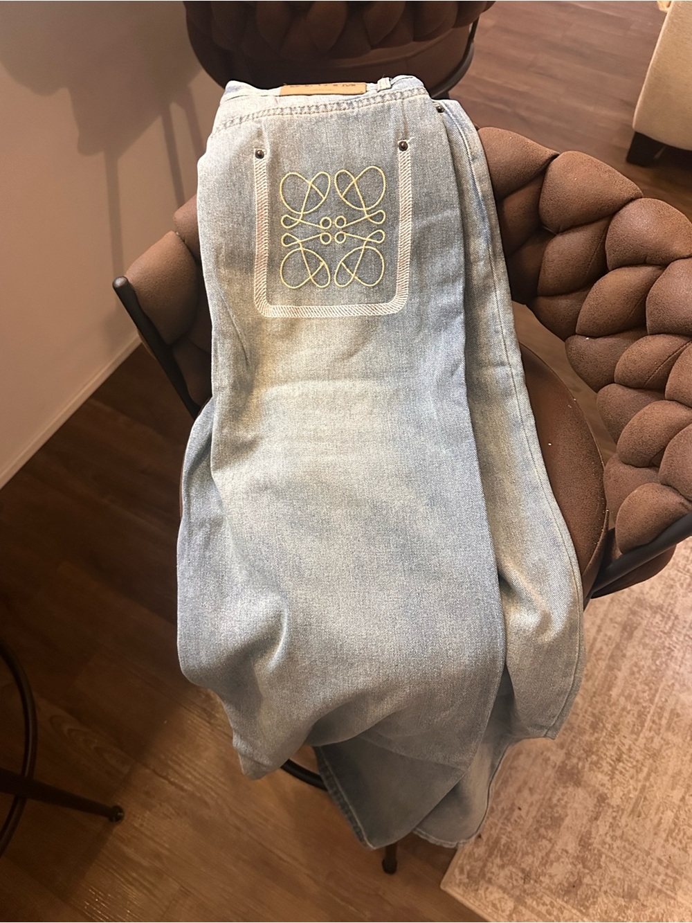 Light Wash Women’s Jeans with Embroidered Back Pocket